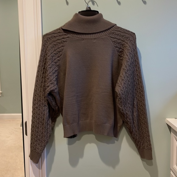 BB DAKOTA crop sweater sz L. Color OLIVE - Picture 3 of 3